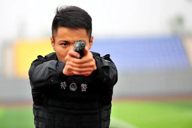 警迷枪迷戳这里绵阳市代表队勇夺全省公安特巡警大比