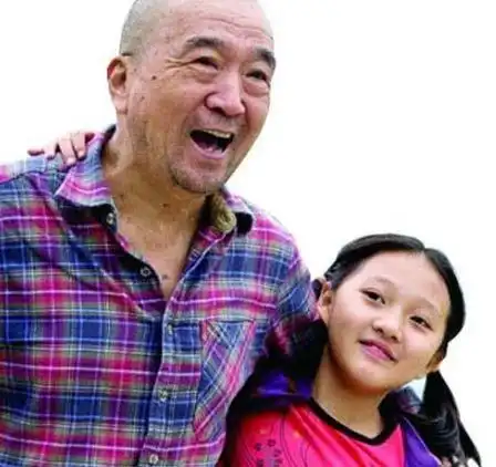 72岁李保田近照据拍烂片骗观众血汗钱今带孙女练字很惬意