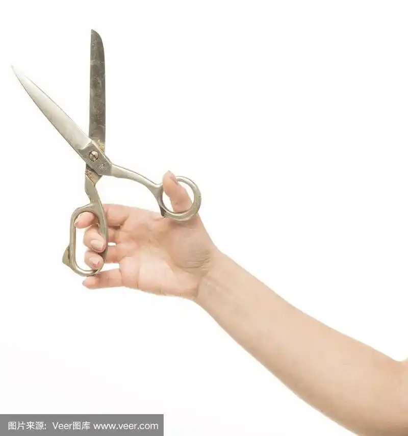 女人手里拿着一把旧剪刀