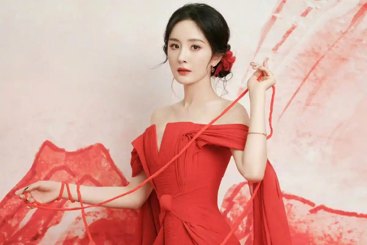 杨幂在狐妖发布会上的新中式盘扣造型惊艳众人,完美诠释国风之美.