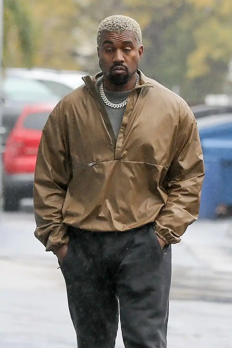 坎耶·韦斯特(kanye west)现身美国加州洛杉矶街头.