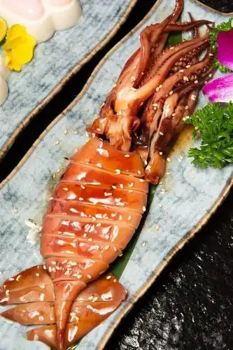 照烧鱿鱼肉肉质厚实爽脆,加上照烧酱微甜的味道,与鱿鱼本身的鲜甜交织