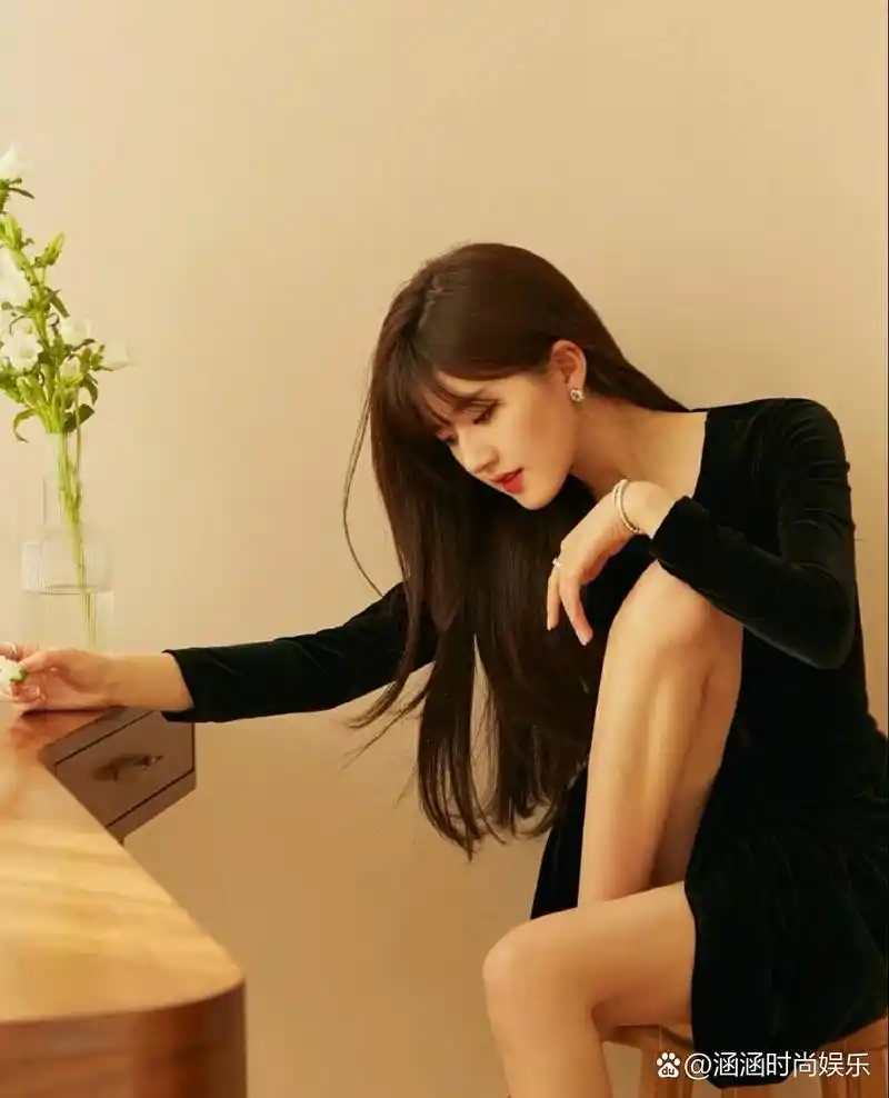 赵露思(1998年11月9日-),出生于四川省成都市,毕业于中国台湾明道大学