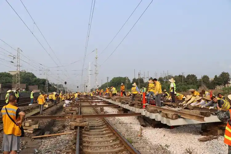 蒙华铁路铺架一工区岳阳北站天窗封锁90分钟施工完毕顺利开通