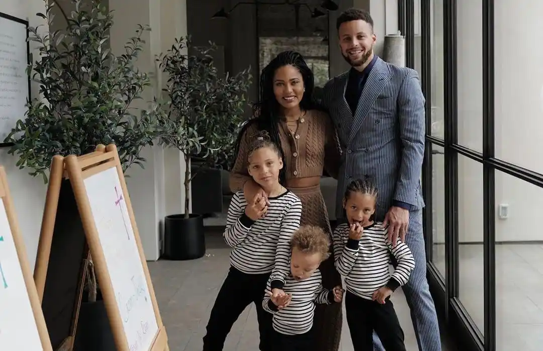 库里晒全家庆祝复活节照片:一家五口其乐融融,小儿子顾着吃东西