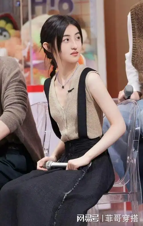 张子枫《你好星期六》同款吊带裙好美,78斤身材瘦出直角肩