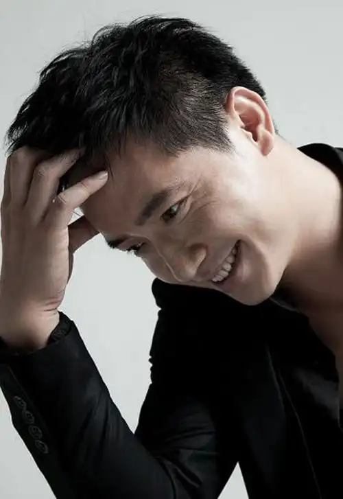 彭新智不追花样美男风 宣传照显成熟男人魅力