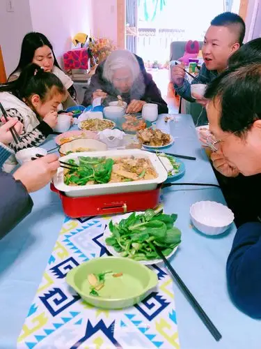 家里很少有客来吃饭婆婆带着她女儿和外甥及太孙来