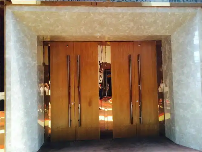 北京新云南皇冠假日酒店宴会厅大门