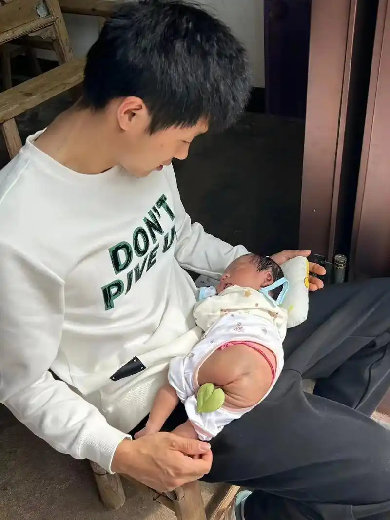 奶爸日常 #带娃晒太阳 带娃日常 - 抖音