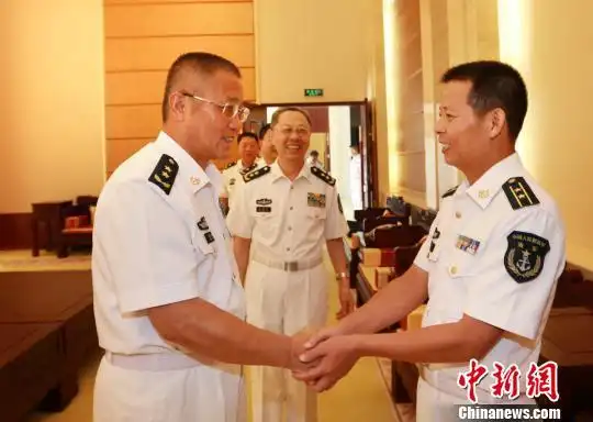 报告会前,蒋伟烈司令员,王登平政委等舰队首长接见吴光怀.