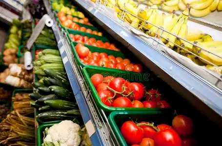 超市里陈列的各种蔬菜水果图片