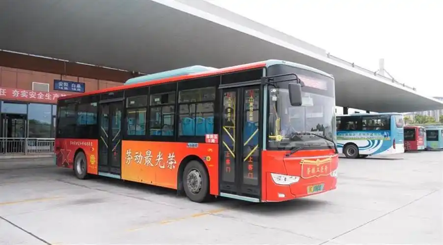 十堰郧阳开通"劳模工匠号"主题公交车