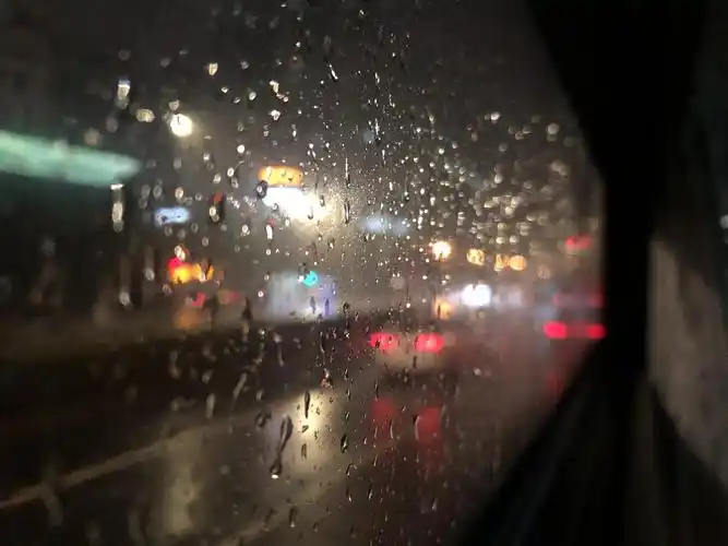 暴雨的秋夜