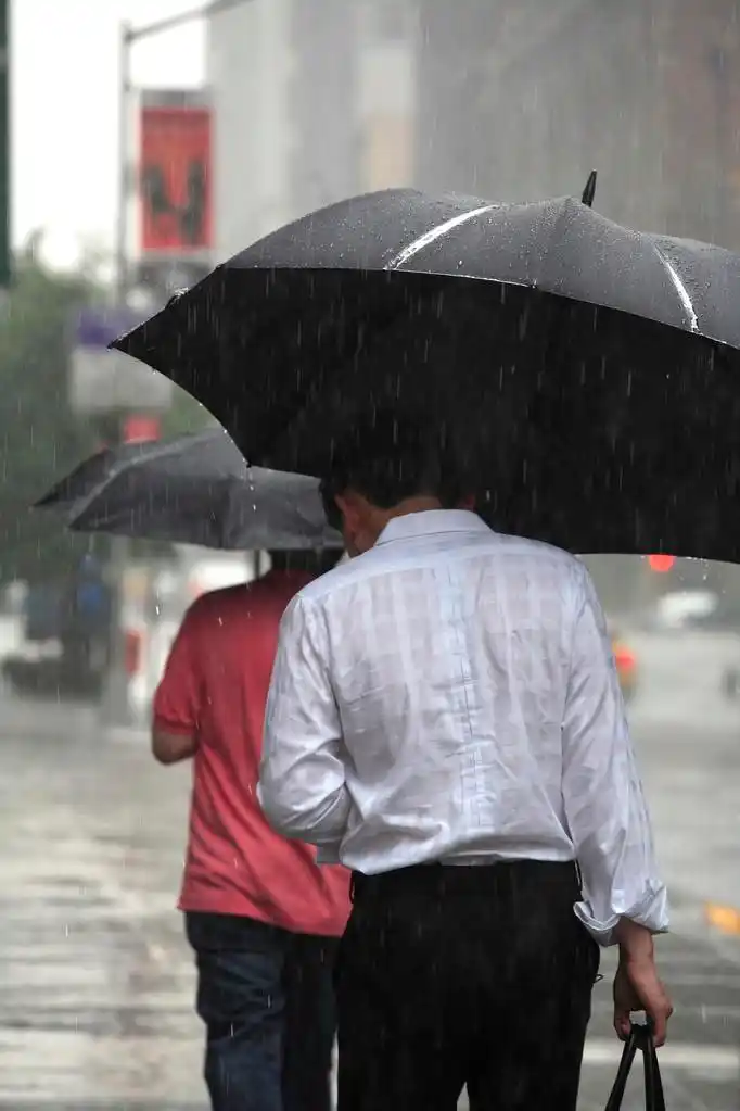 在雨中,降雨过程中的街道上的行人.