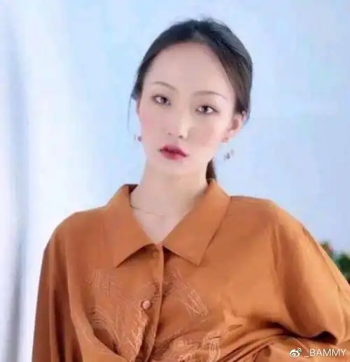 贝勒爷邵雨轩2400万粉丝说她土真实身份高攀不起