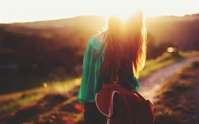 欧美美女逆光高清唯美意境壁纸