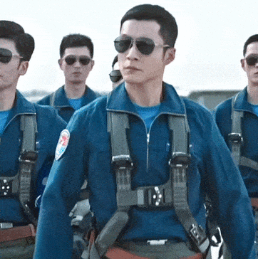 只有一行台词,身份又很"绿叶",韩东君凭什么帅出圈?_宋佳_镜头_飞行员