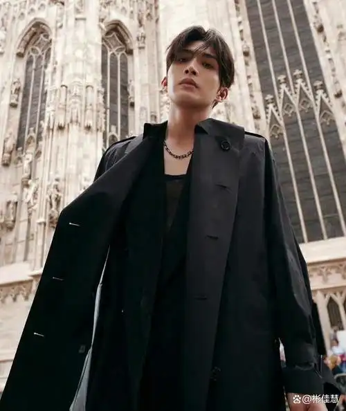 张彬彬的帅气魅力在米兰时装周中获得高度关注