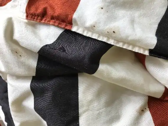 每次洗完衣服晾干后,上面有黄色斑点和小颗粒,不知道是什么,求解!