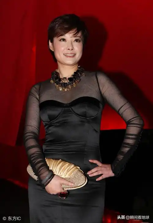 袁立出席活动 这一身很美 风韵十足 网友:真是漂亮