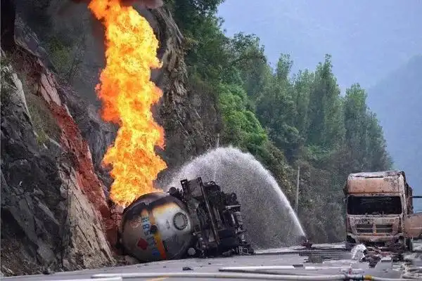 惊心动魄16小时西峡油罐车爆炸起火消防不惧艰险惊心救援