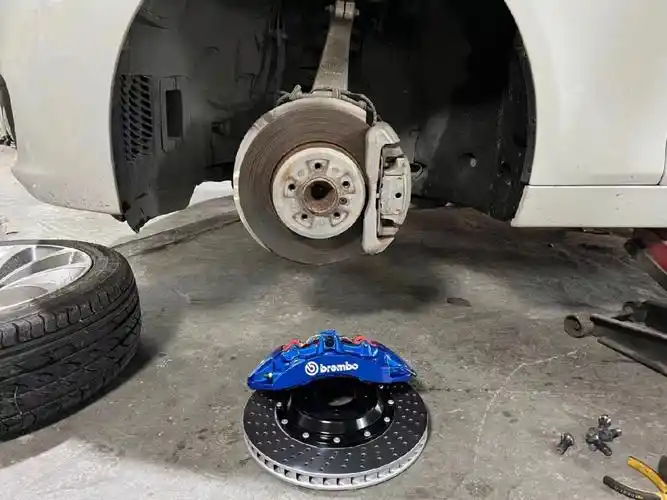 宝马五系f18刹车卡钳改装例案