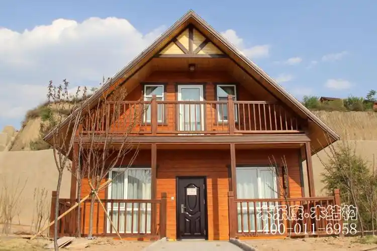 从远处看6栋木屋别墅围绕在山脚,如同山的守卫.