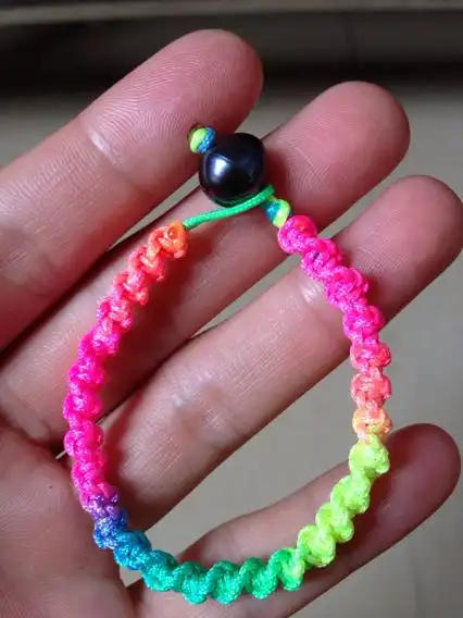 小孩手上带的红绳手链怎么编图