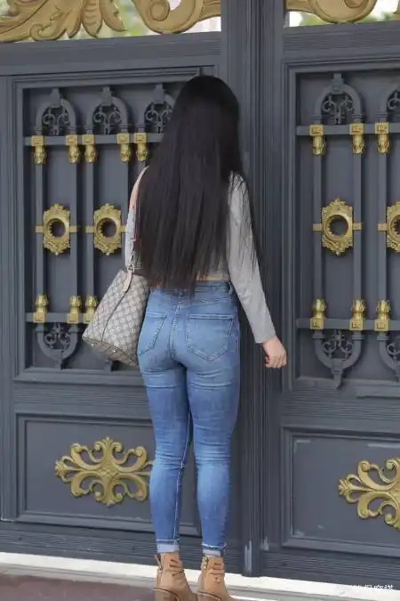 "胯宽"的女人,适当多穿高腰牛仔裤,轻松化解你的烦恼!