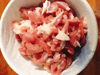 大葱炒肉丝,梅花肉切成肉丝