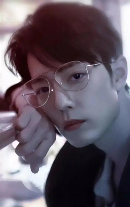 肖战被眼镜封印的颜值!