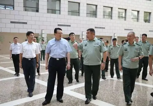 武警部队首长到中船重工调研海警装备建设