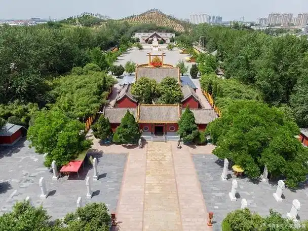 黄帝故里景区位于中国河南省郑州市新郑市,是一个具有重要历史意义的