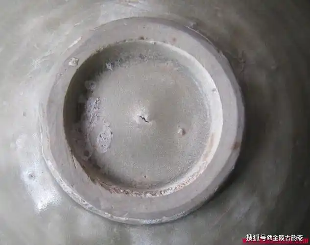 五代和宋代耀州窑青瓷的底足照片