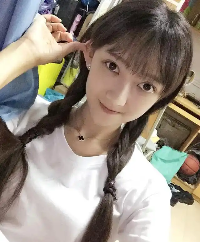 中山大学校花sehunnnie晒出大量自拍及生活照,网友表示被萌翻.