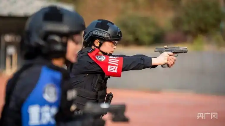 川渝女特警战术展示(央广网发  重庆市公安局供图)与此同时,由四川女
