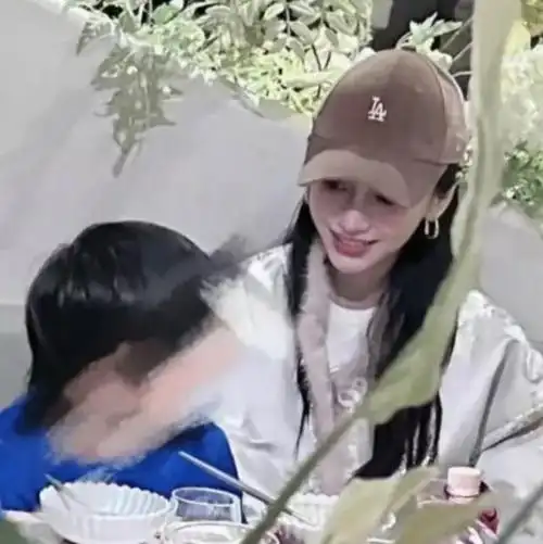 杨颖高调晒全家福庆生7岁小海绵正脸照首曝光像极了黄晓明