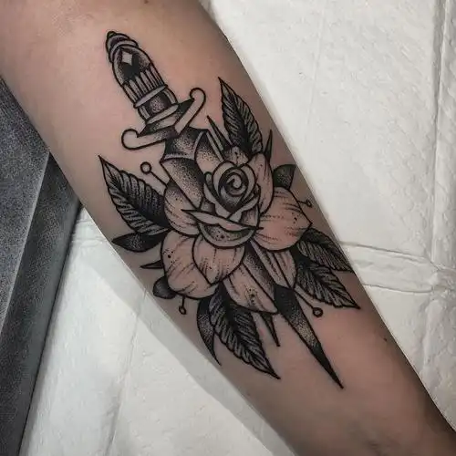 小臂黑灰匕首玫瑰纹身图案