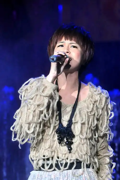 这位香港靓女歌星叫什么名?不知哪位朋友认识她,求答案?