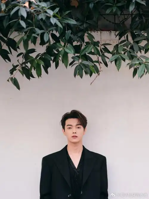 许凯街头西装随拍##许凯街头随拍