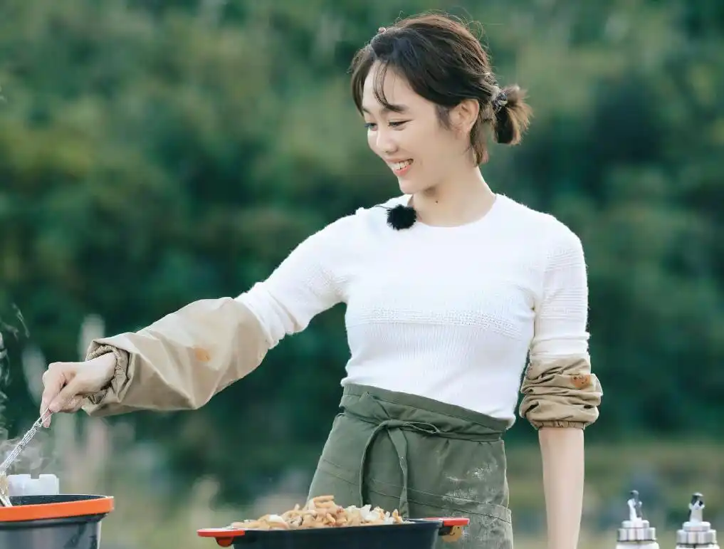 现在,《野生厨房》第二季正在热播,姜妍依然是这档节目唯一一