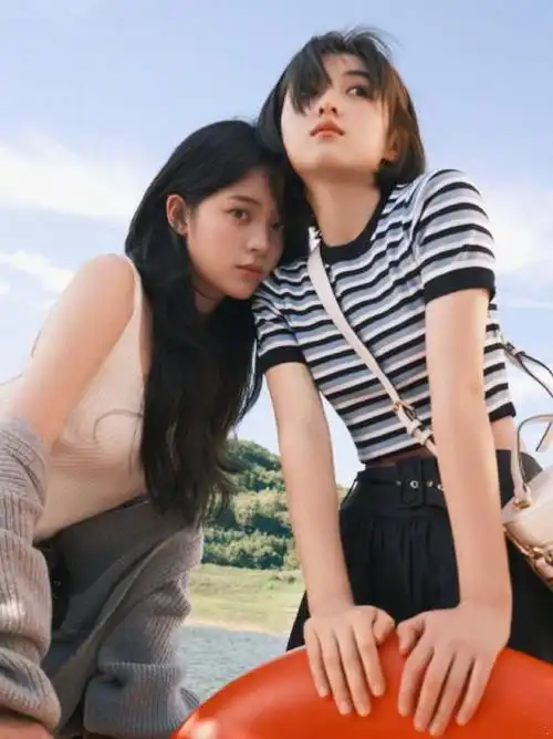 欧阳娜娜张子枫合体拍大片 少女氛围拉满