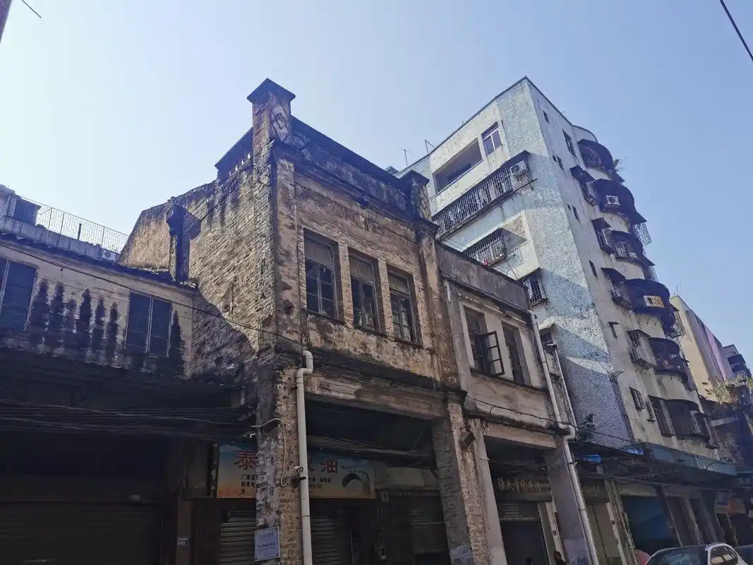 东莞石龙镇的中山路一带有一个民国的建筑群,可以看到广东常见的骑楼