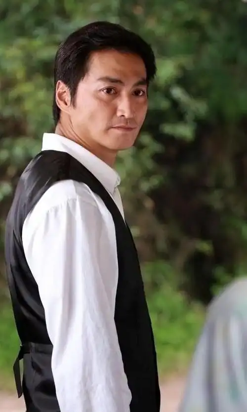 65多岁的何家劲,年纪大了容貌依旧,身体依旧魁梧精神矍铄