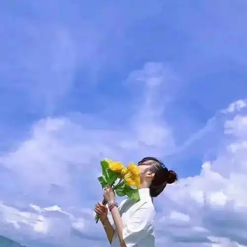 小可爱们有没有手里拿花的人的头像哇歪头谢谢啦类似下图这种的喔