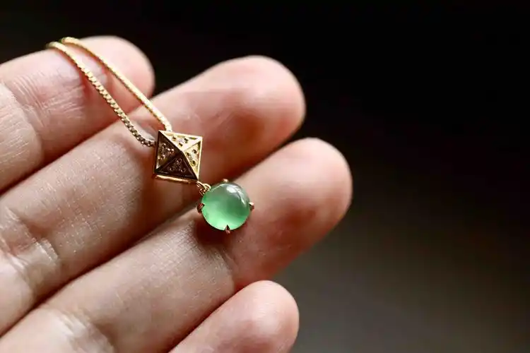 高冰种阳绿蛋面翡翠吊坠18k黄金钻石镶嵌