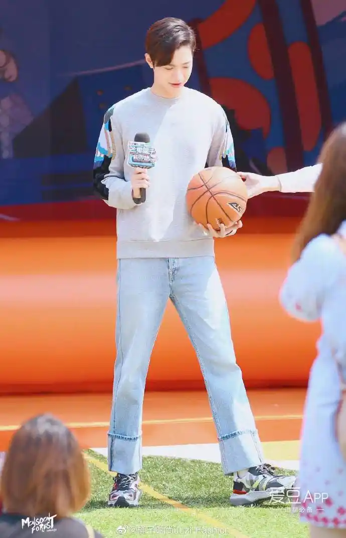 清新少年感袭来,再热的天气也无法阻挡冠霖的清爽干净_赖冠霖