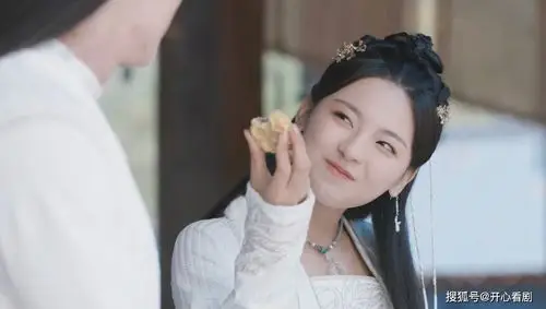 原创且听凤鸣凤舞炫耀糕点好吃一旁的君临渊举动惊人