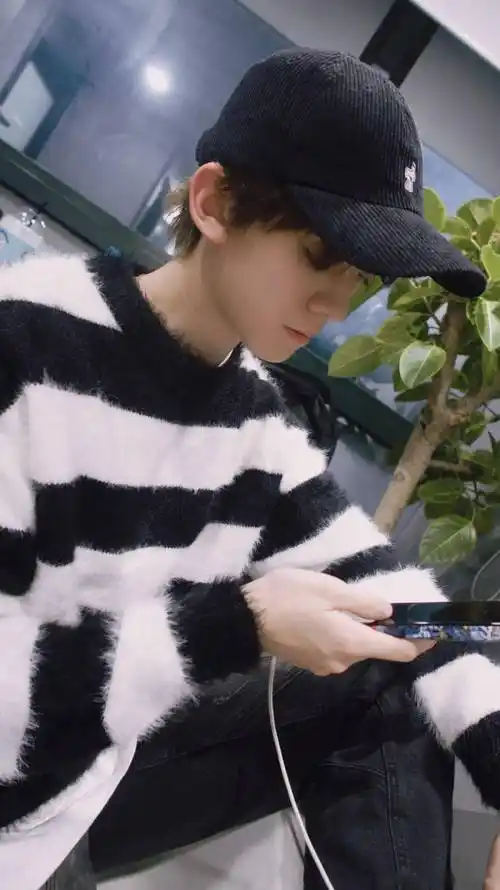 左航身上迷人的反差魅力!懵懵无知的鹿眼让人很有保护欲～!